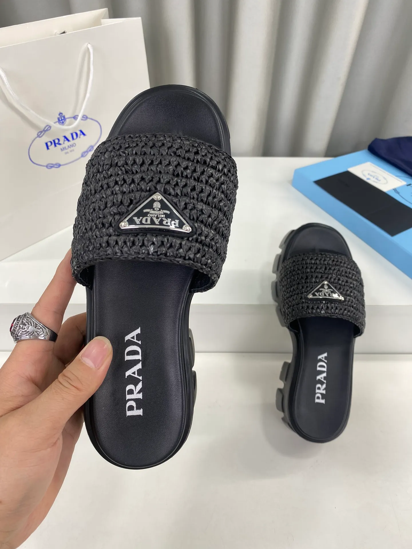 💕💕Factory direct selling price p460💕💕 Prada's latest tooth-woven thick-soled triangle buckle slippers☑️ Latest environmentally friendly PP material, fully handmade crochet, just like knitting sweaters, slow work and meticulous work, retro fashionable thick-soled shoes, with rubber uppers, making the whole pair of shoes light and comfortable. Bright colors, a variety of choices to meet the needs of fashionable people with different styles! The iconic metal triangle logo is paired with the shape of ancient beach slippers. Every design element is fashionable! Size: Women's 35-39 (34, 40, custom-made, non-returnable) Full set of counter original packaging